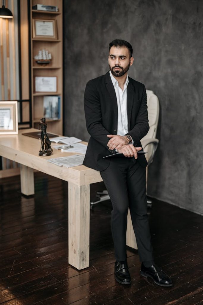 professional-lawyer-in-formal-attire-8112132 Legalität Vermögensschutz